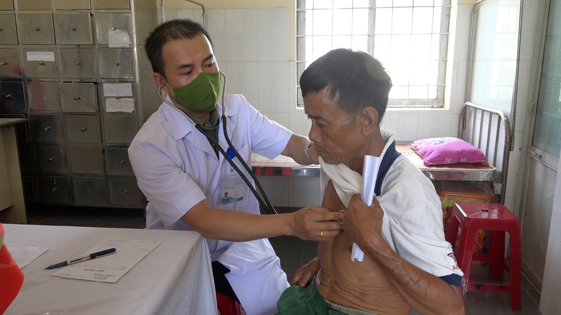 y, bac sỷ khám bệnh cho ng dân